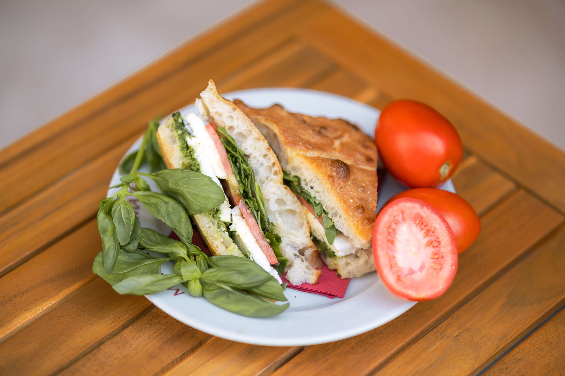 Caprese schiacciata met basilicum en verse tomaten
