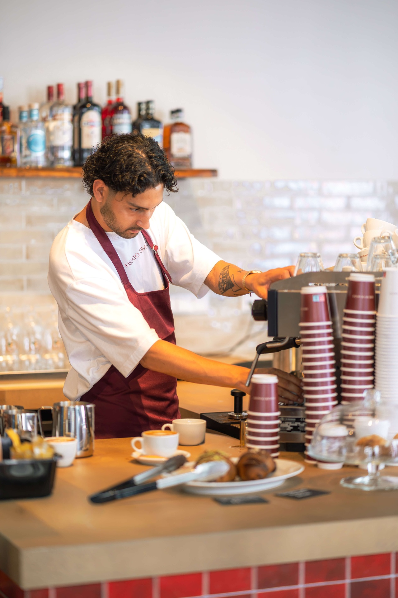 Barista maakt verse espresso achter de bar bij Mercato Tomato