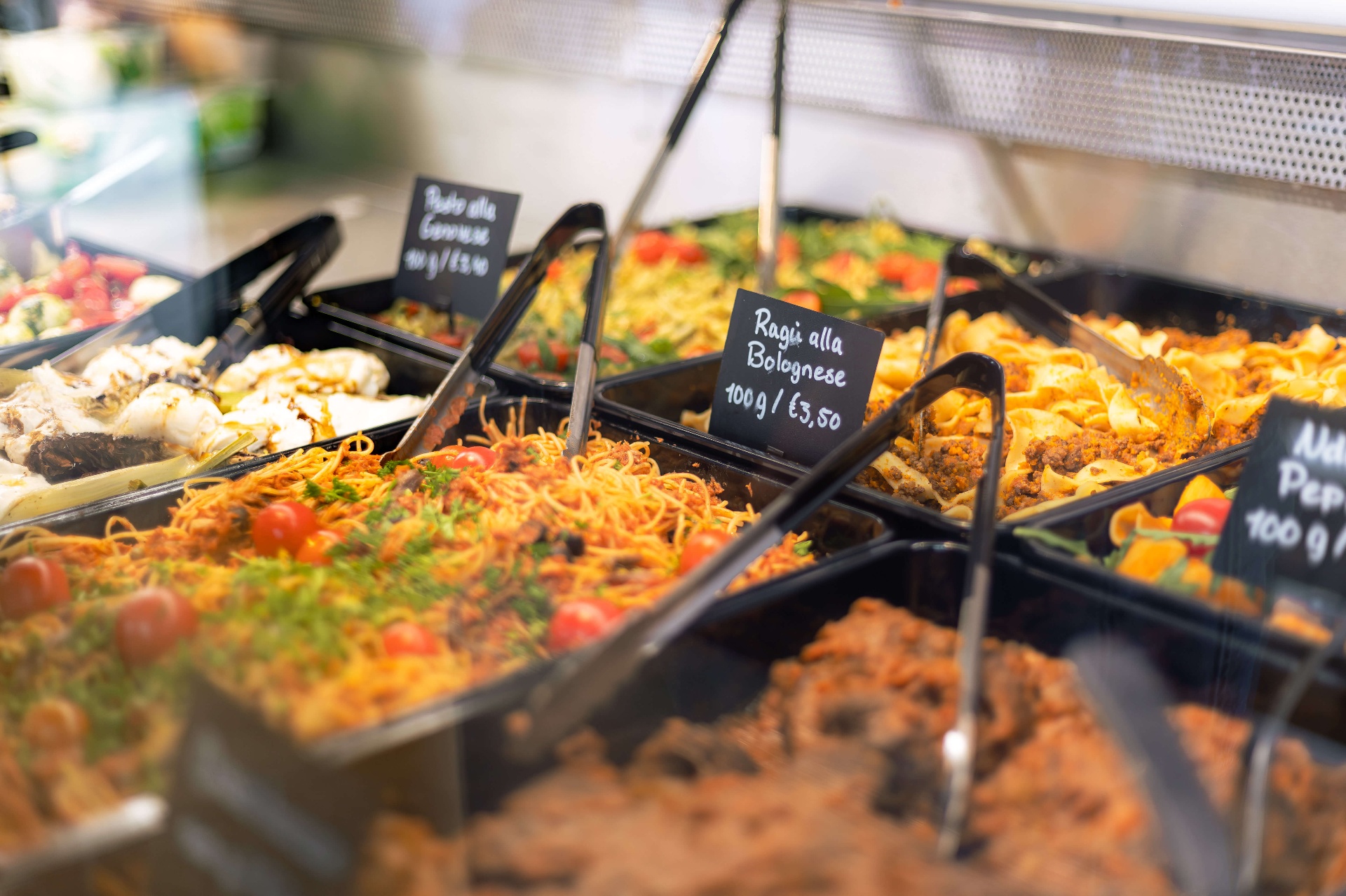Verse pasta's in de vitrine met handgeschreven bordjes