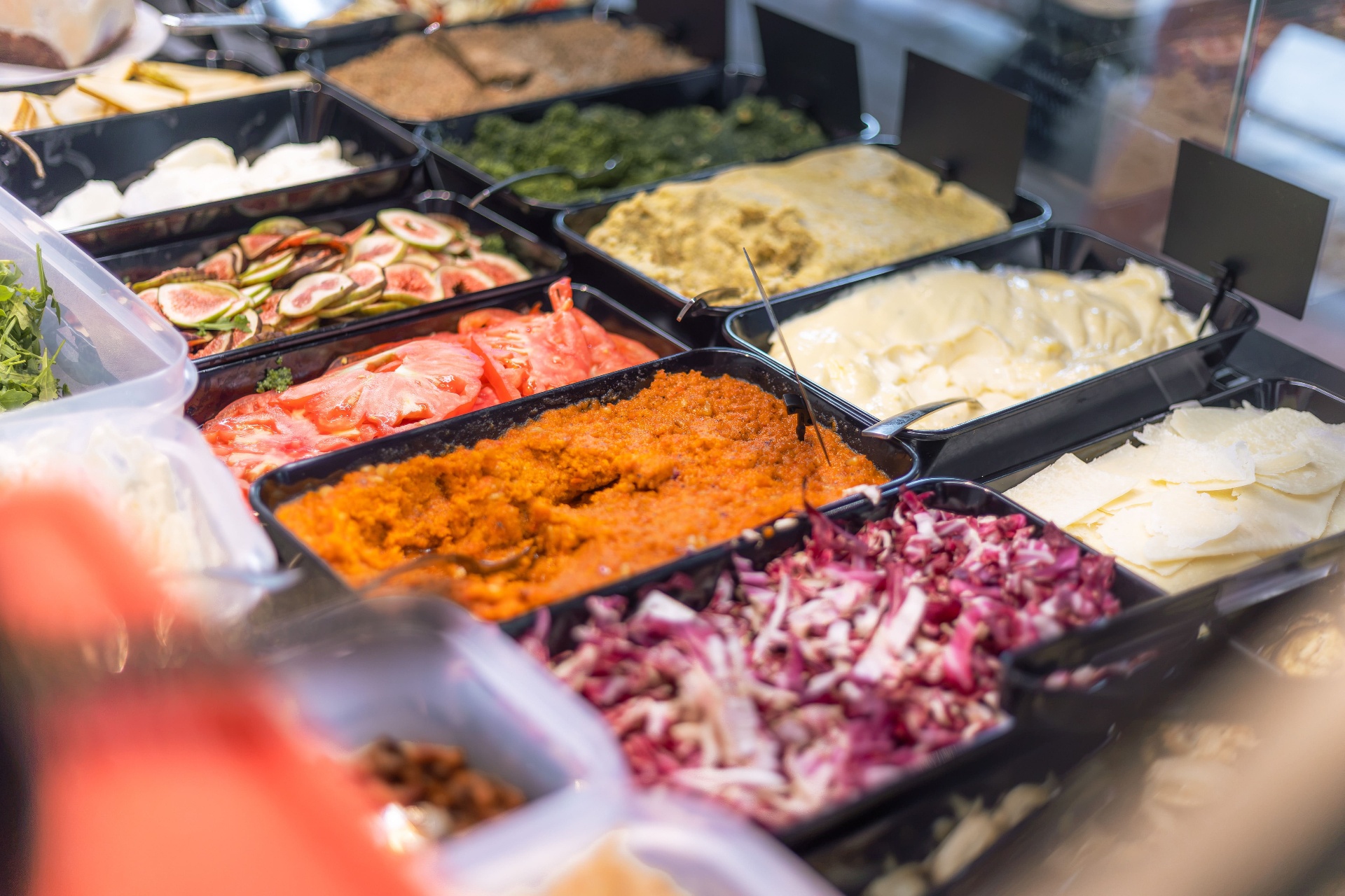 Verschillende verse Italiaanse ingredienten in bakken