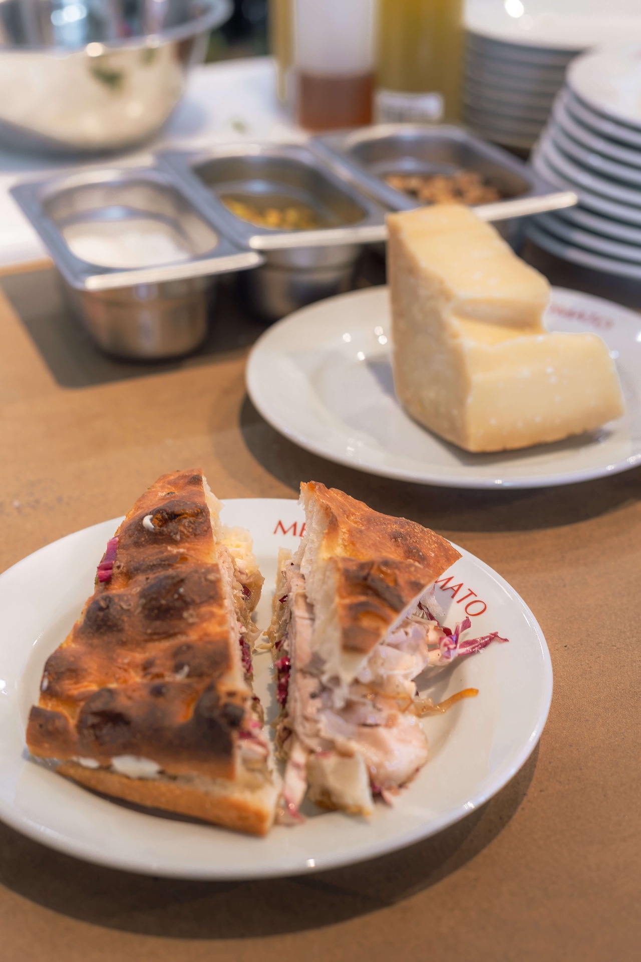 Schiacciata met porchetta en een verse espresso met parmigiano